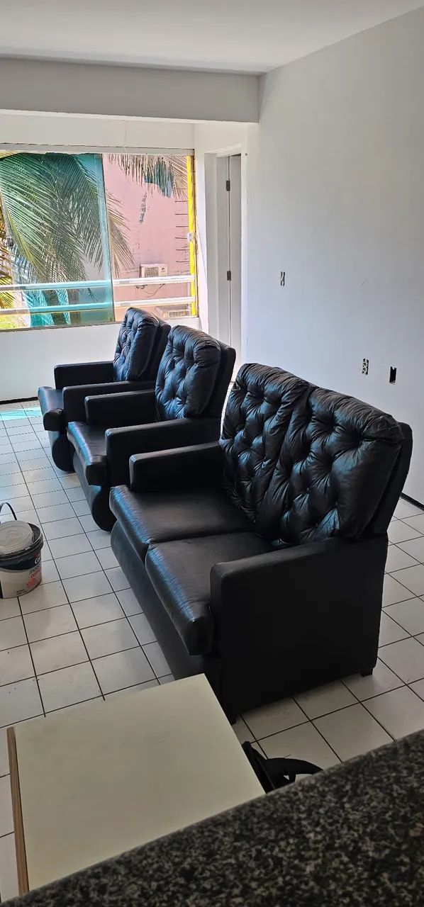 Sofá + poltronas de couro 