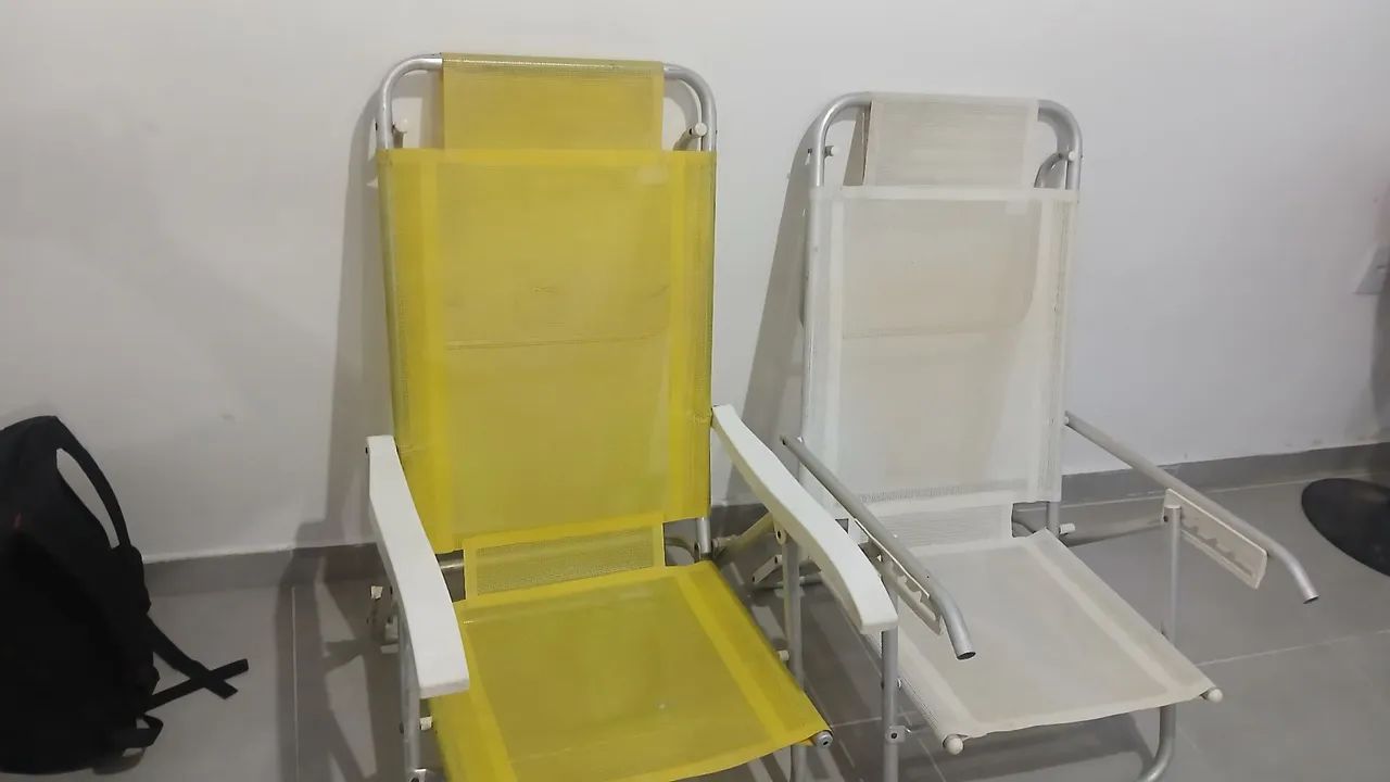 Cadeiras de praia branco e amarela 