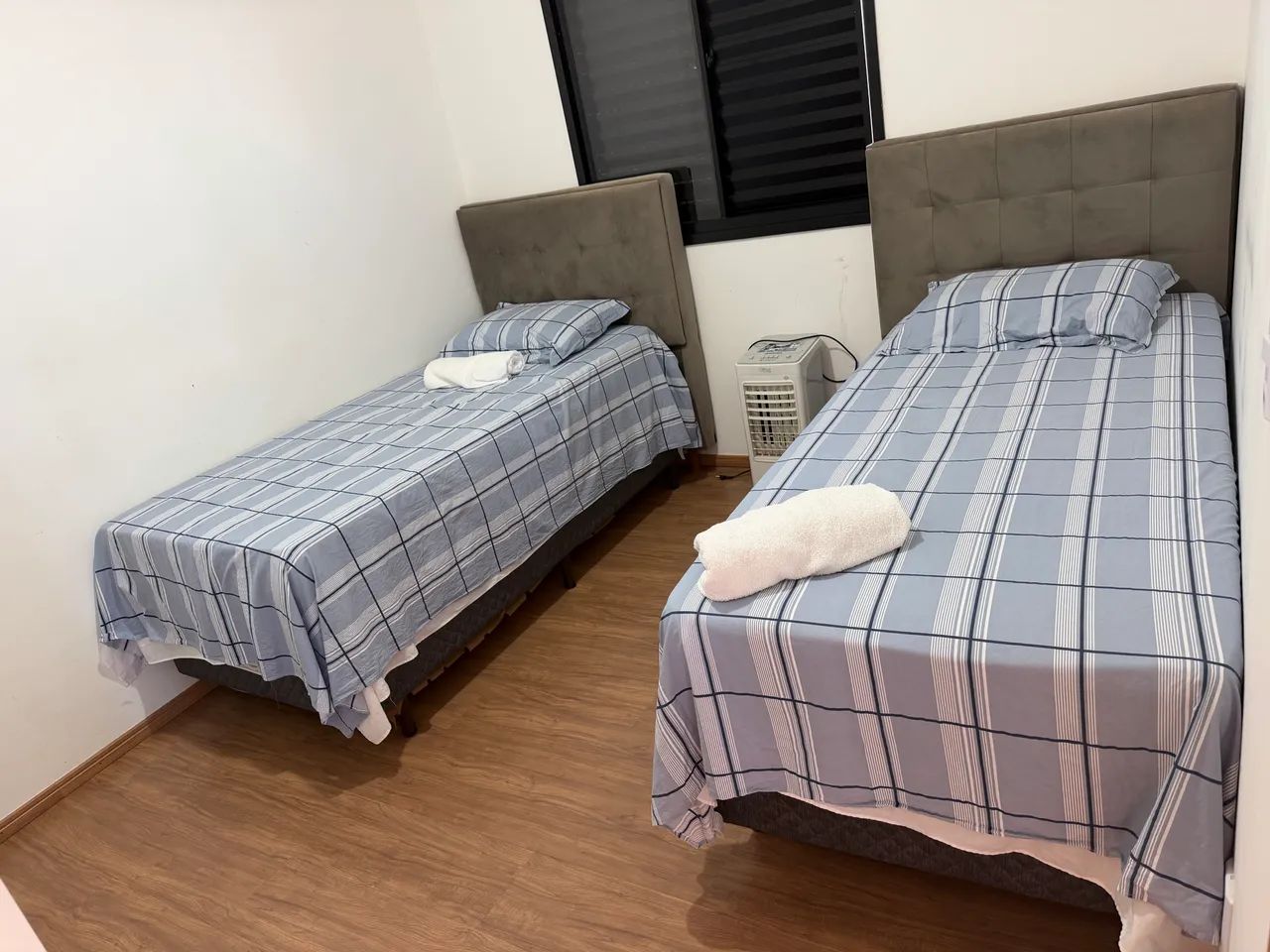 2 camas de solteiro com cabeceira 
