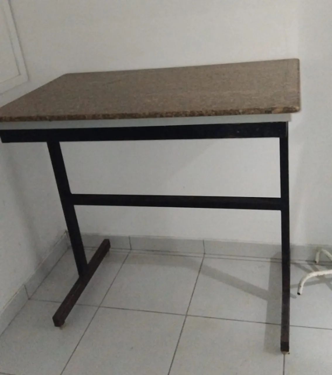 Mesa com tampo de mármore 