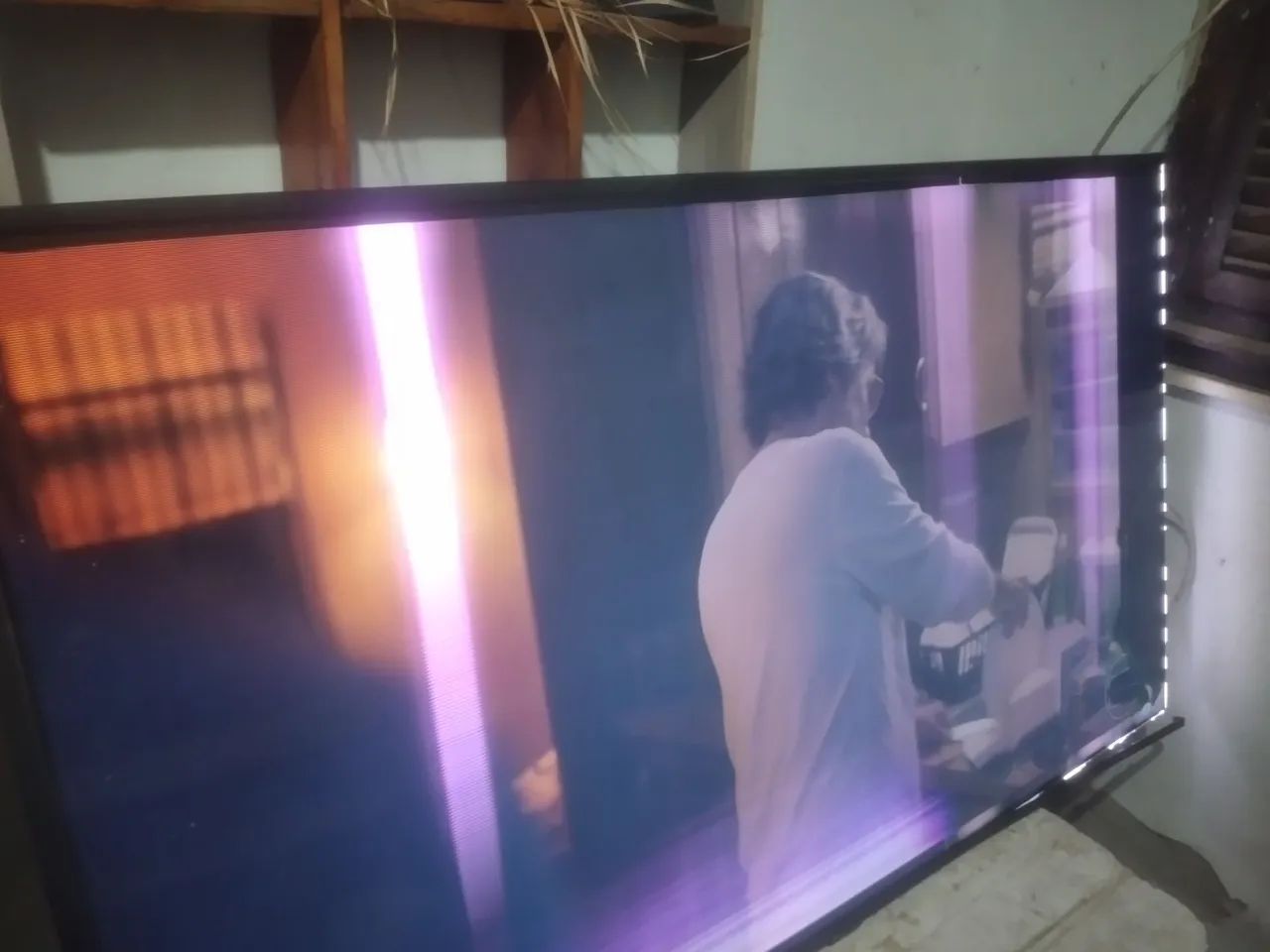 TV Samsung de 48 polegadas levou uma queda para tirar a peça - Foto 2