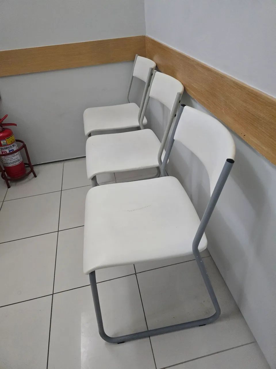 Cadeira em courino branco - Foto 2