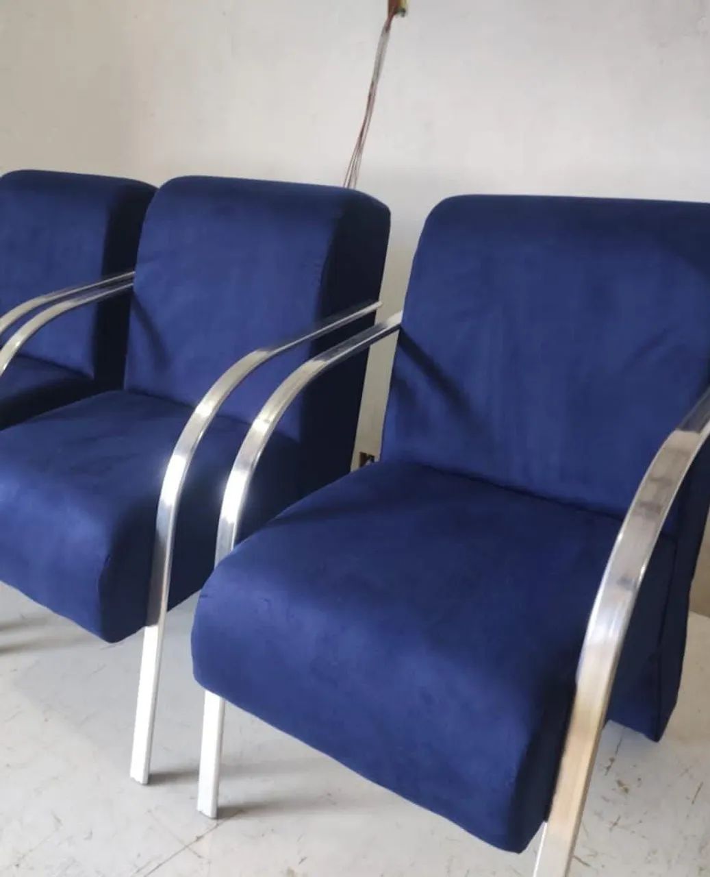Poltronas decorativas braços alumínio polido  - Foto 4