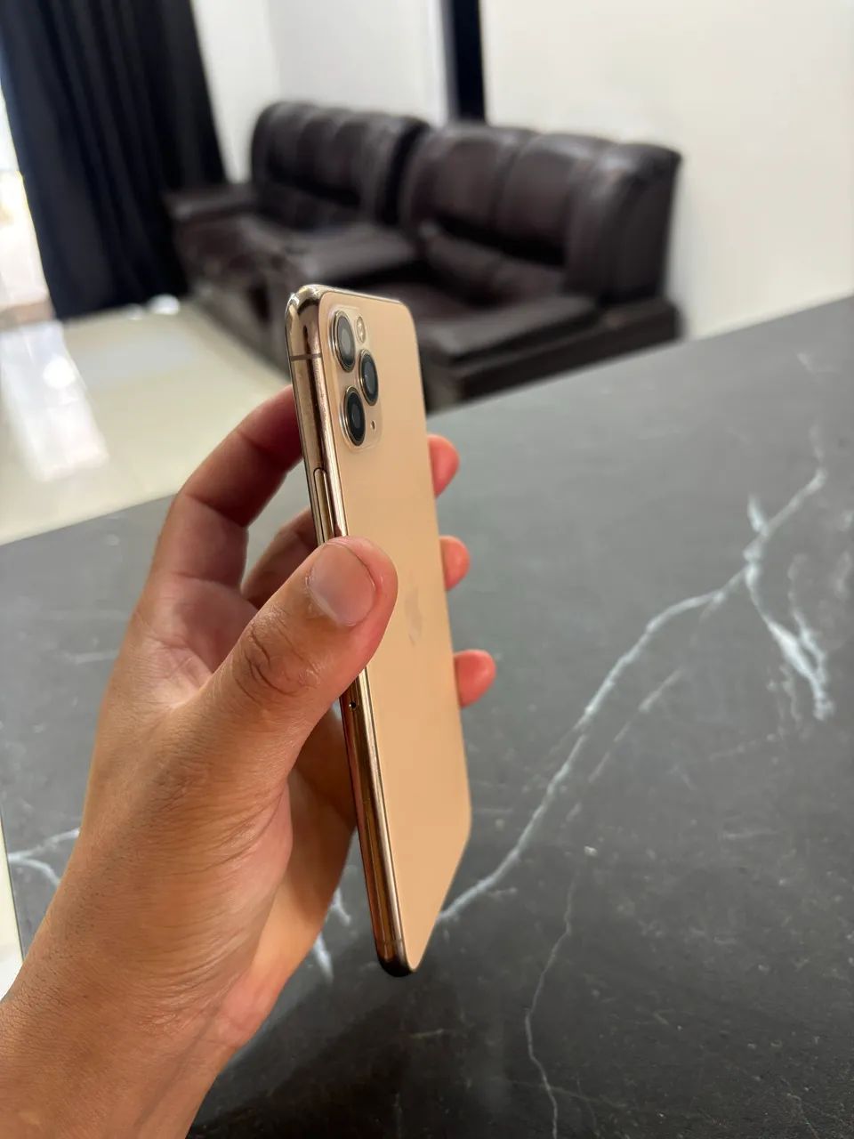 Vendo iPhone 11 Pro Max dourado  - Foto 2