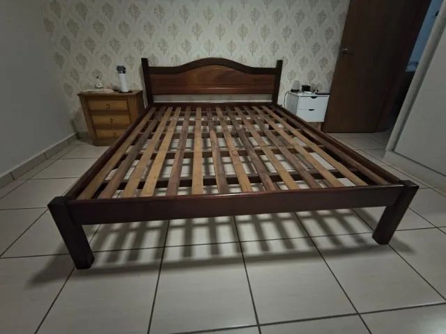 CAMA QUEEN EM MADEIRA MOGNO - EXCELENTE ESTADO - Foto 3