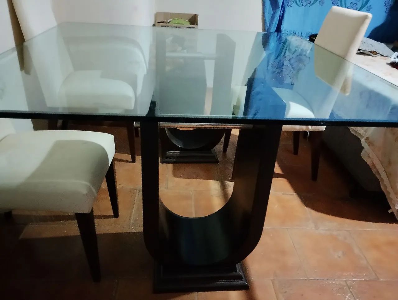 Mesa de vidro e 4 cadeiras de couro  - Foto 3