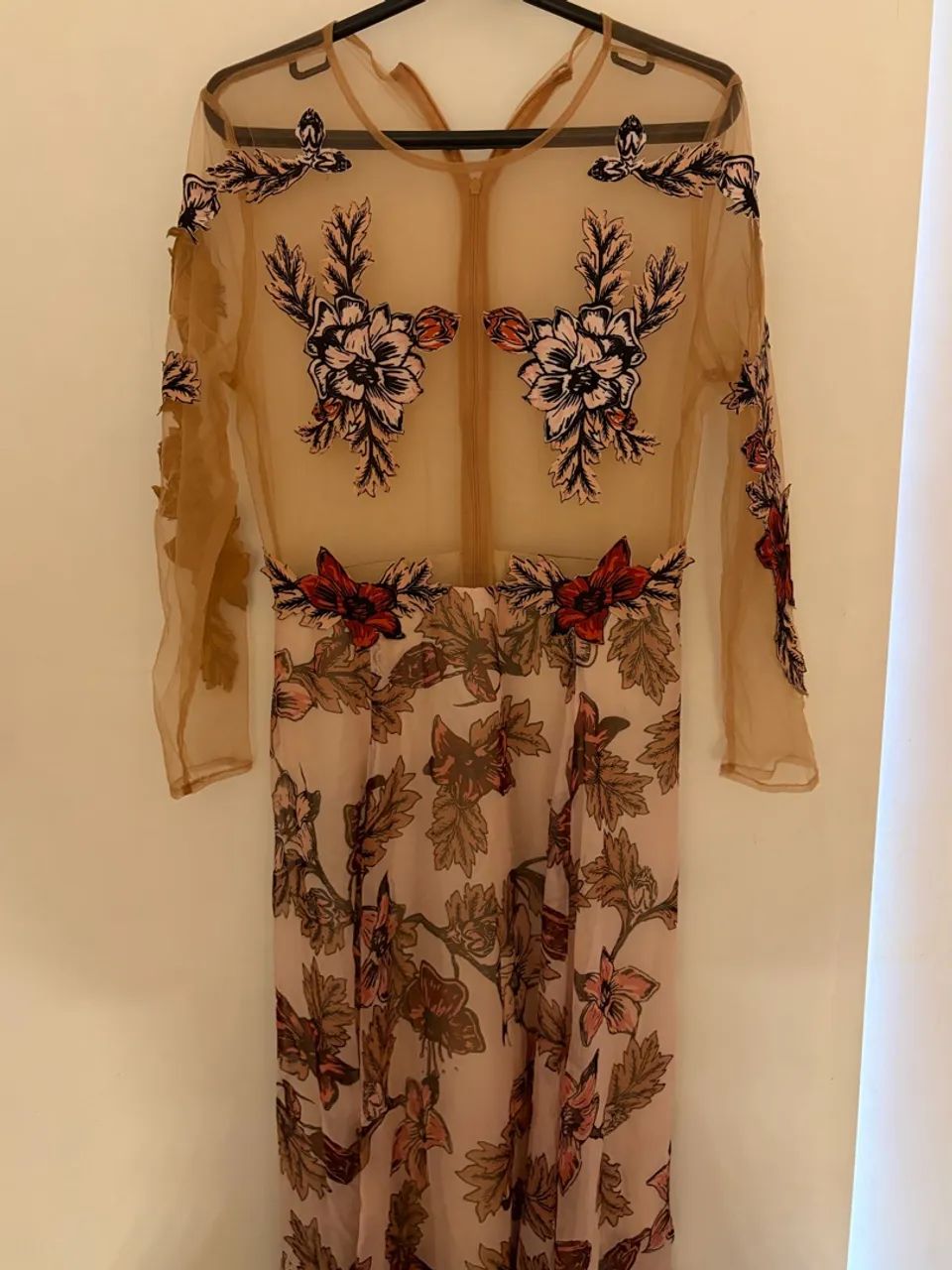 Vestido bege com transparência e flores - Foto 3