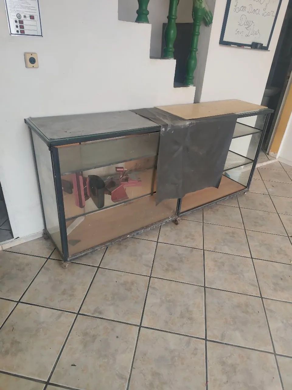 Mostruário de lojas de vidro com rodinhas