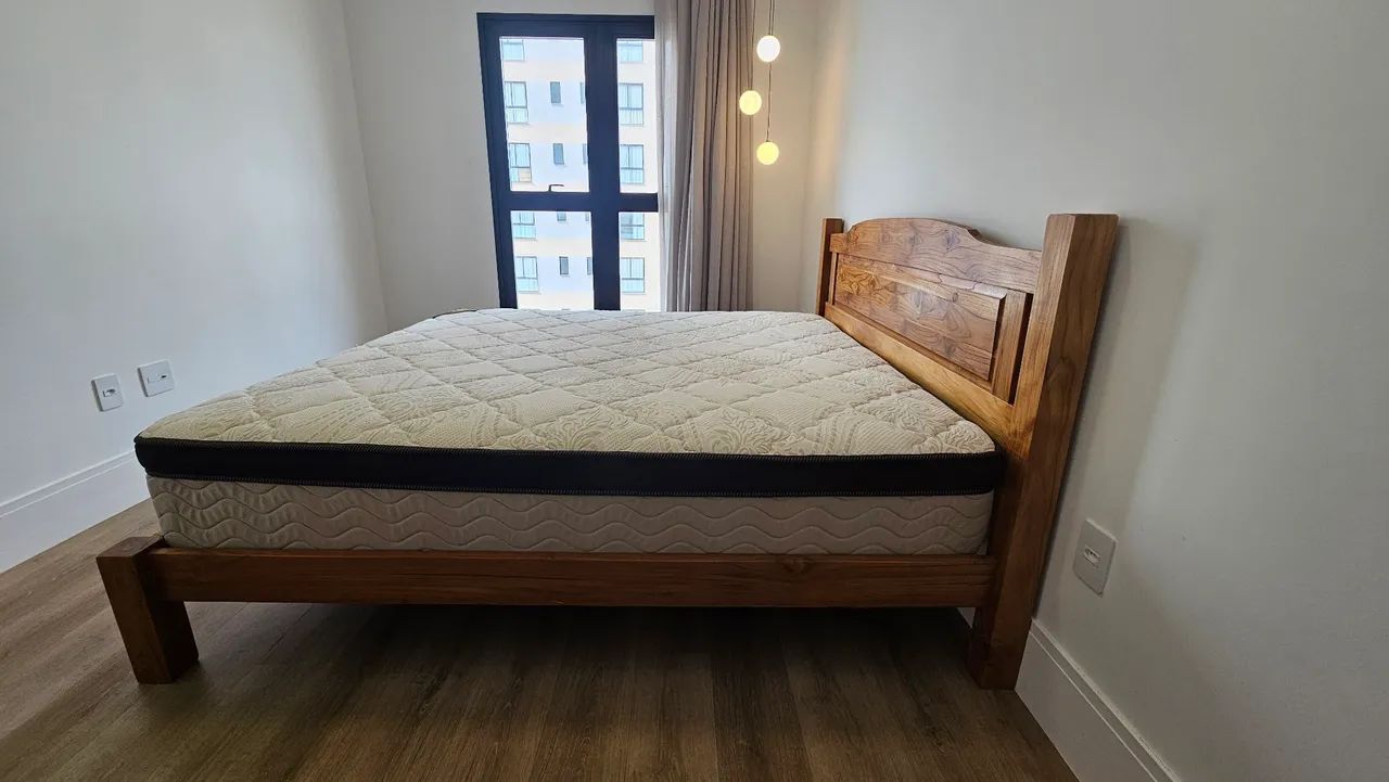 Cama de madeira Teka maciça com colchão Ortobom - Foto 4