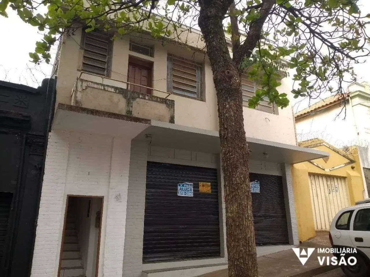 SOBRADO PARA ALUGUEL COM 03 QUARTOS NO CENTRO. NÃO POSSUI GARAGEM.