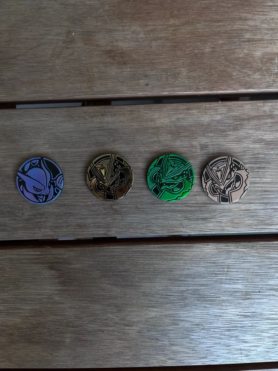 Coleção de moedas do Rayquaza + moeda colecionável do mewtwo