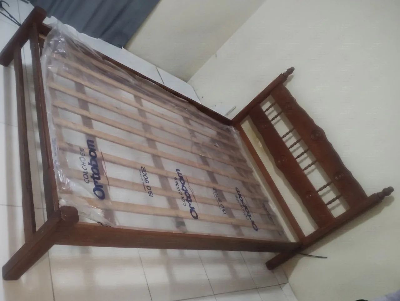 Cama de Casal em madeira com detalhes entalhados - Foto 5