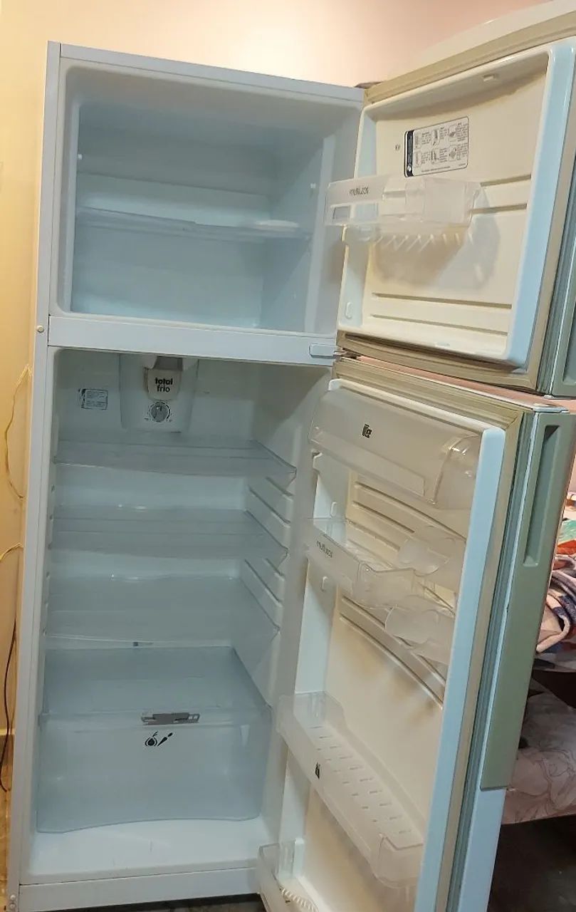 VENDO UMA GELADEIRA USADA, VOLTAGEM 127, CASI QUEIRA, LEVA JUNTO O TRANSFORMADOR . - Foto 4