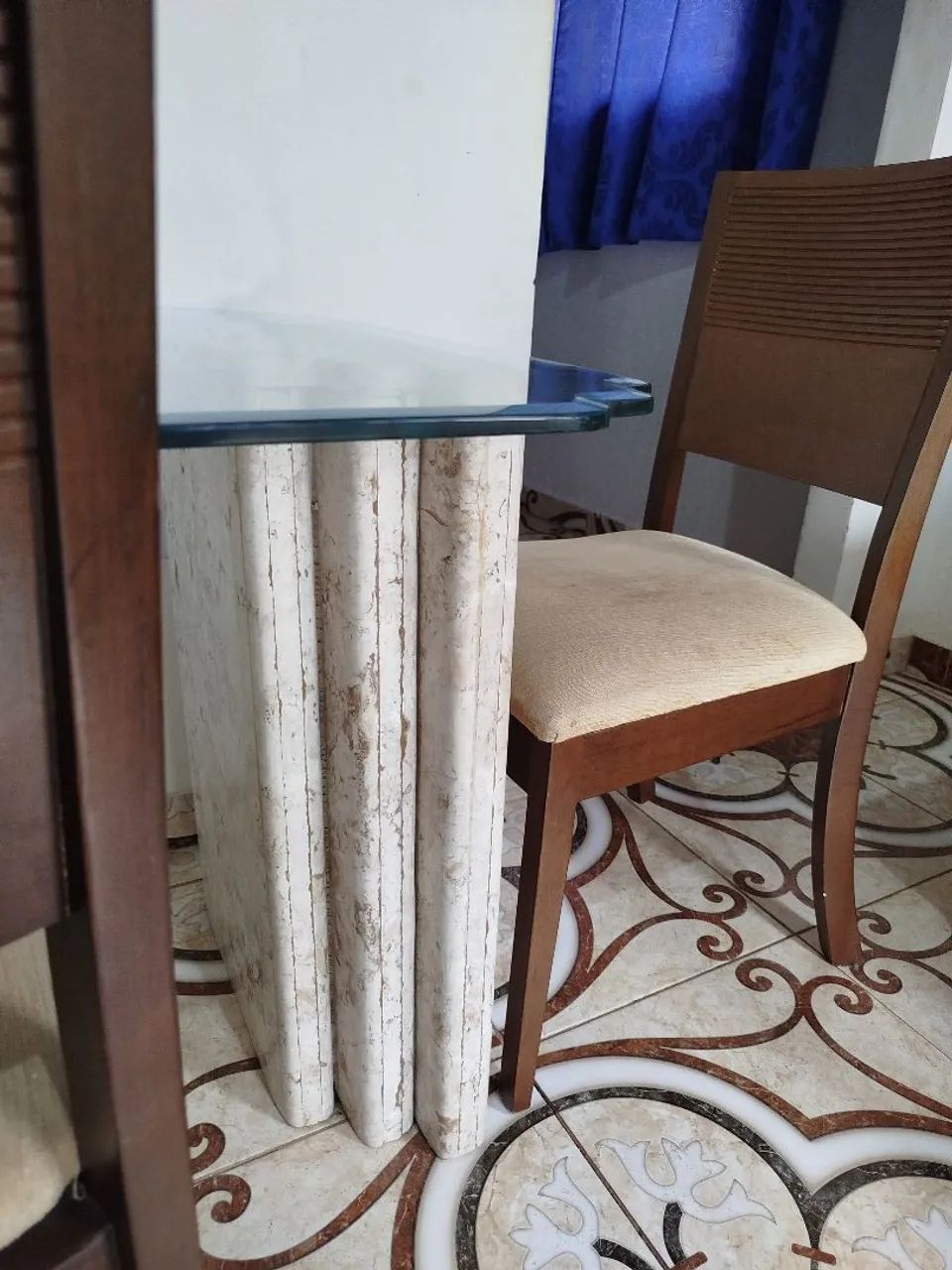 Mesa de jantar com 4 cadeiras - mármore maciço e vidro temperado - Foto 3