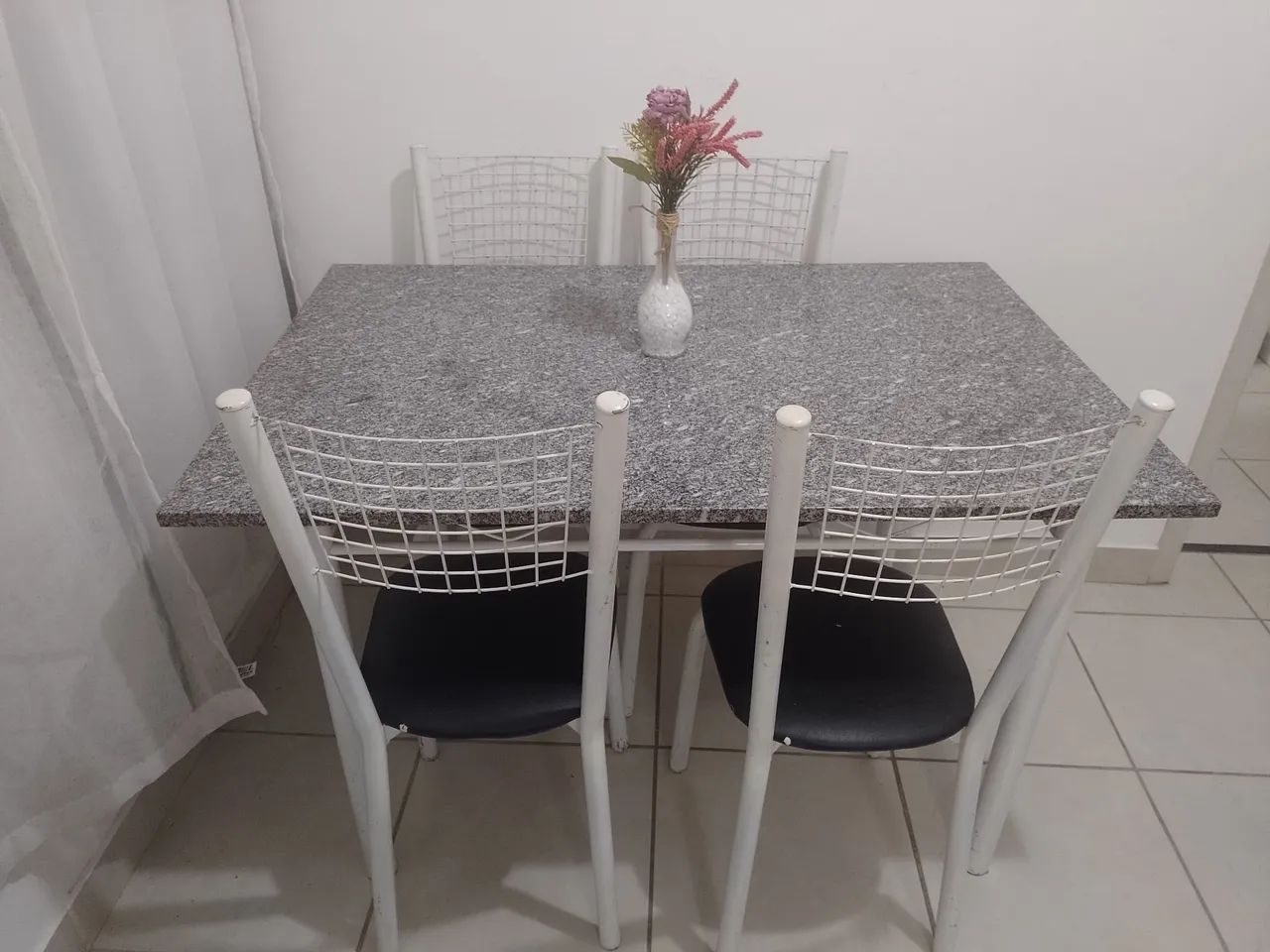 Mesa com cadeiras