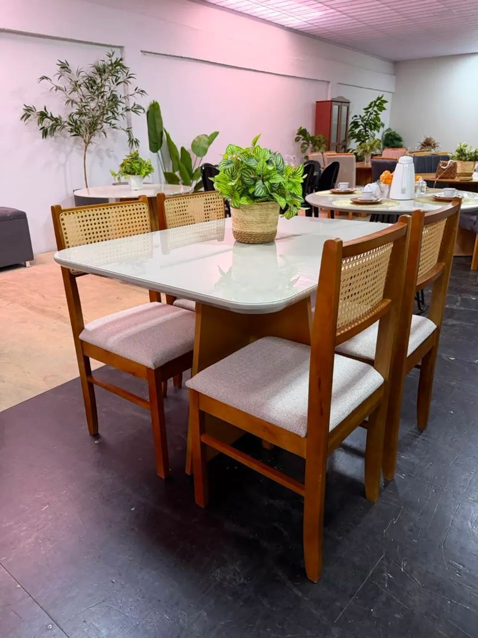 Mesa Alice de 1.20x80m com 4 cadeiras 