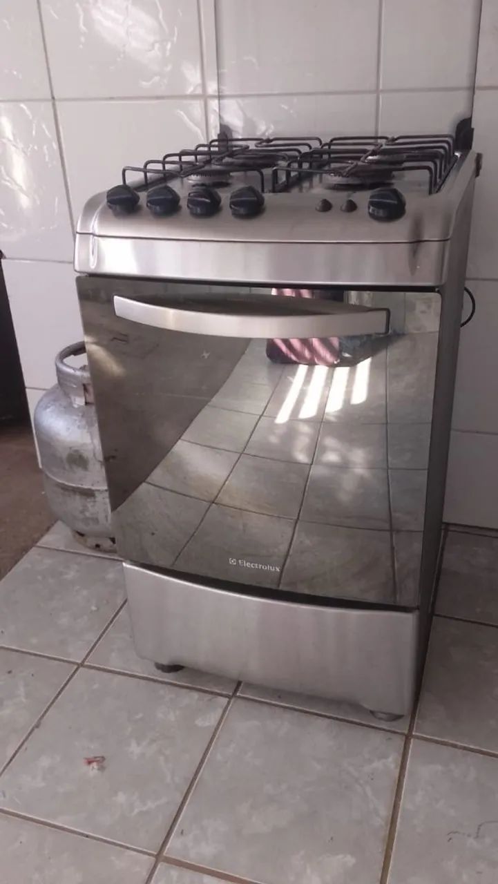 Fogão Electrolux funcionando perfeitamente.