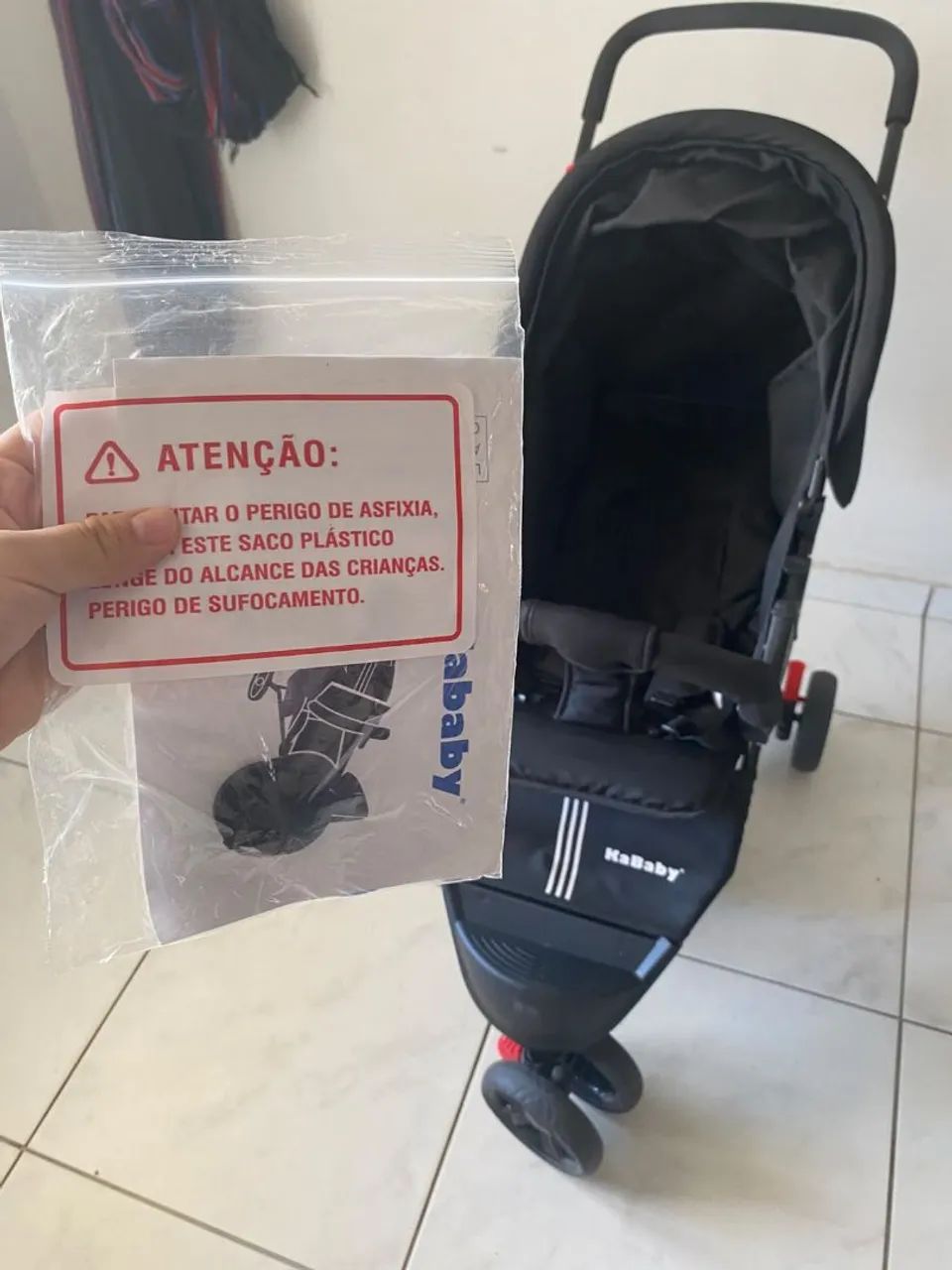 Carrinho de bebê.