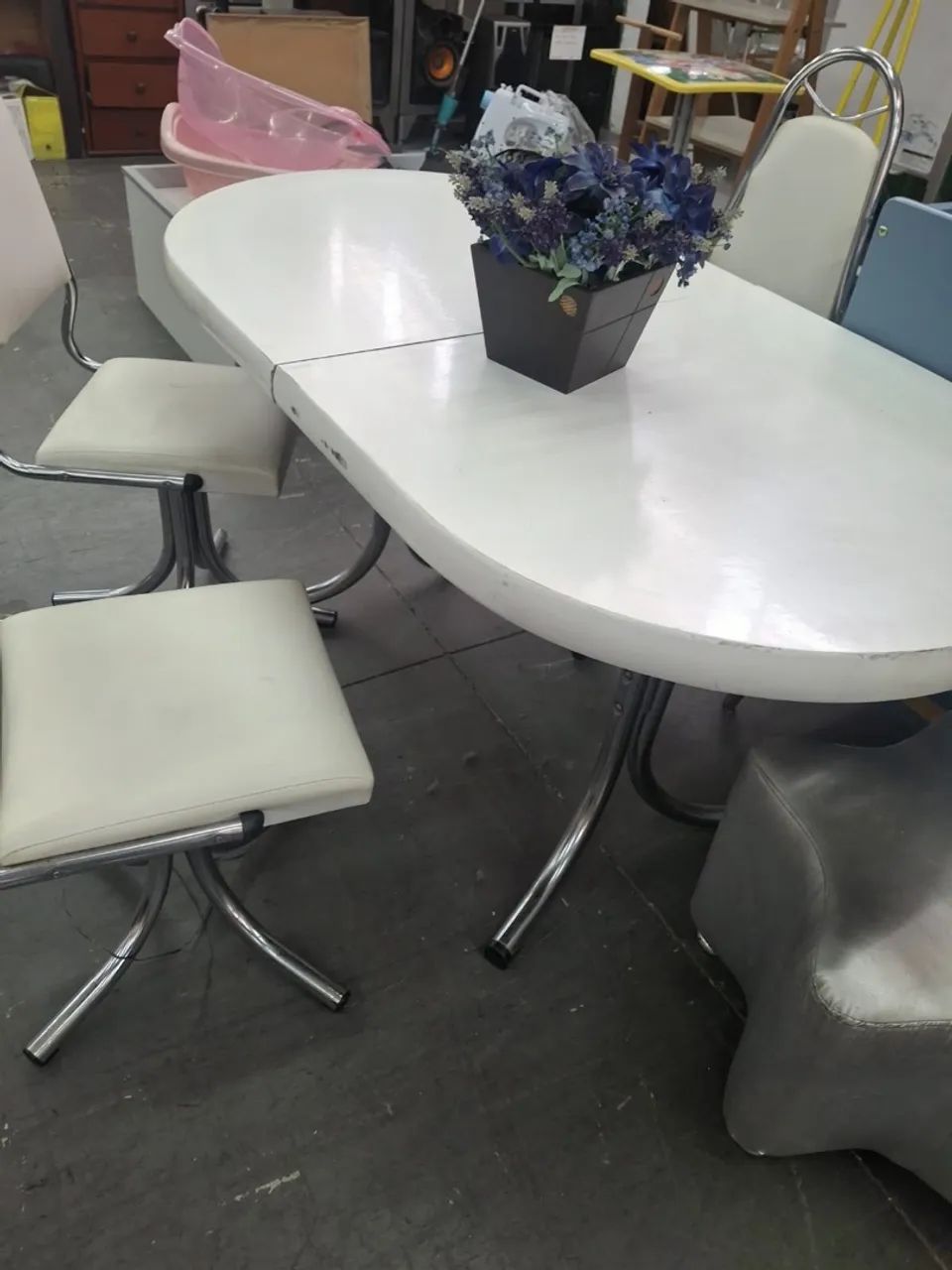 Mesa extensiva com 3 cadeiras giratórias  - Foto 2