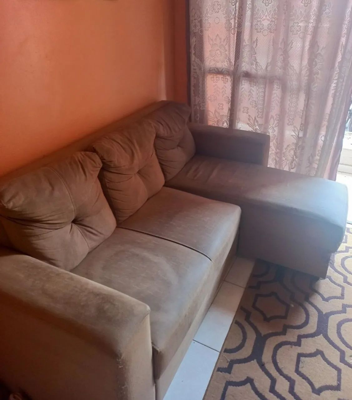 Vendo sofá 3 lugares com chaise - Foto 2