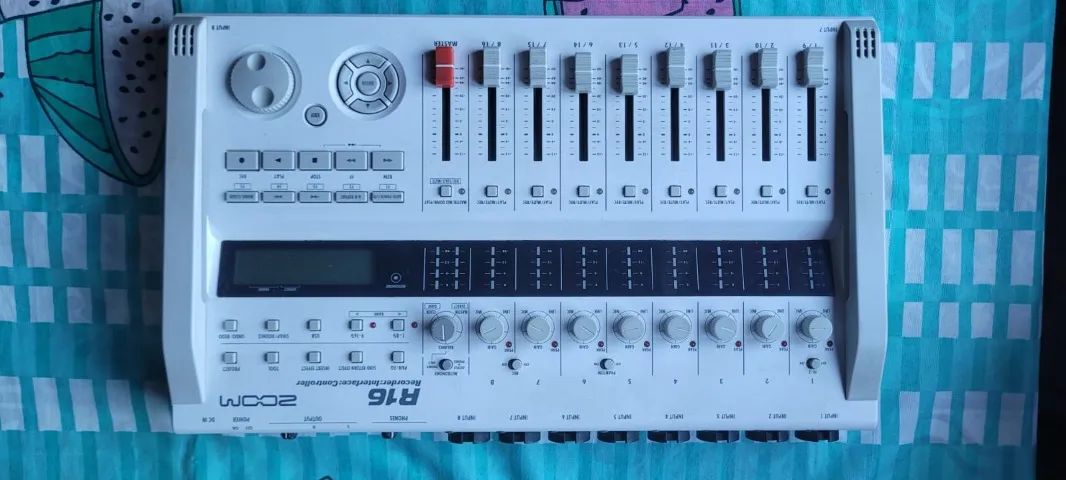Mesa e placa de gravação Zoom R16 com CD de programa Cubase original