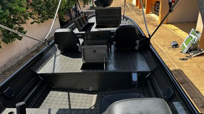 Barco 5,5mt Calaça 1,80 boca + Motor mercury 50 HP Partida elétrica +Carretinha - Kit 2025 - Foto 11