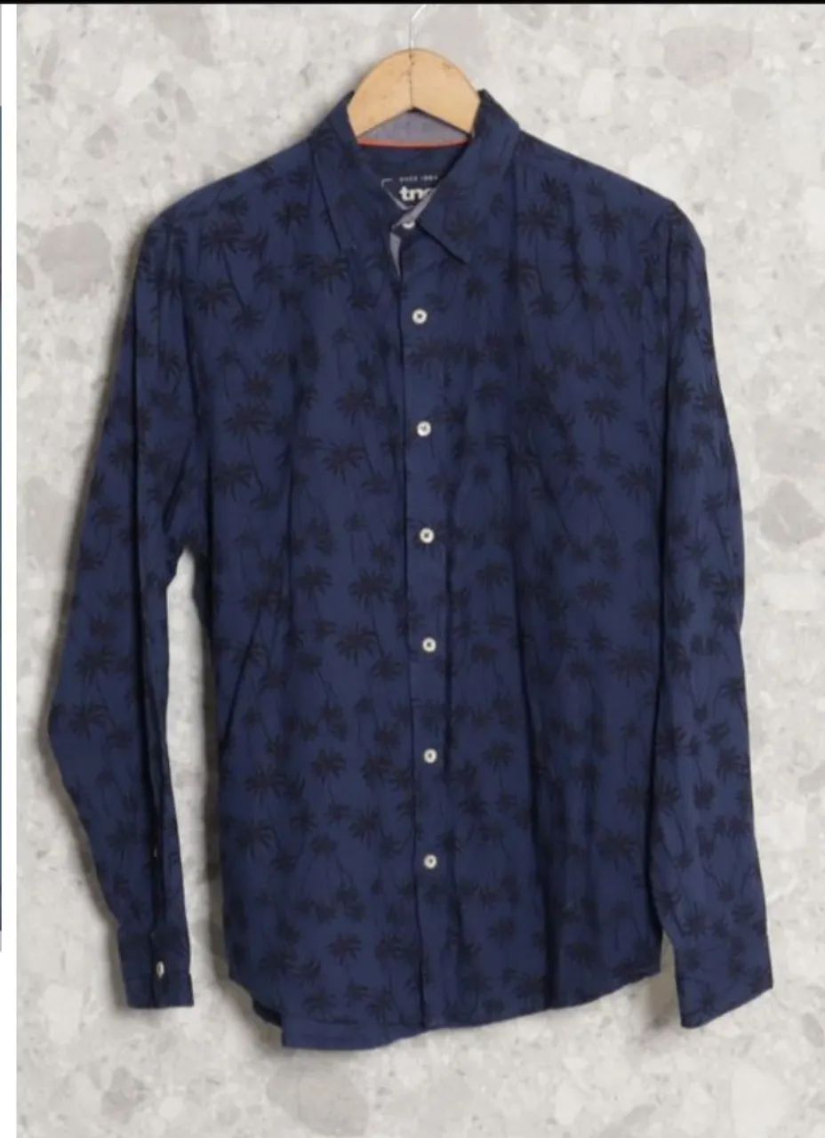 Camisa TNG P .. porém usa até o G .. forma grande 