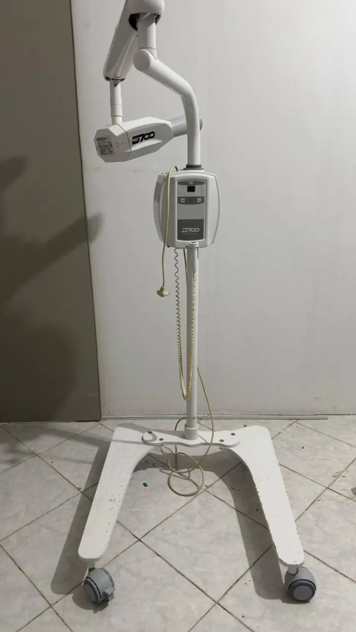D700