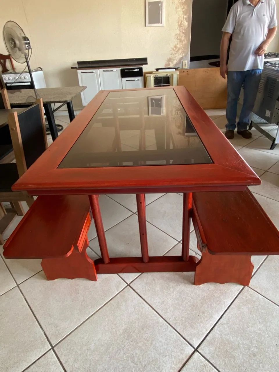 MESA MADEIRA MAÇIÇA COM VIDRO NO CENTRO E ACOMPANHA DOIS BANCOS - Foto 2