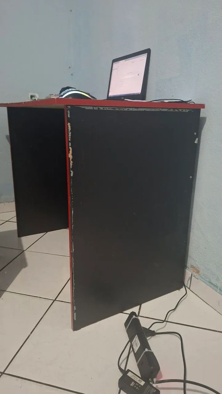 VENDO MESA GAMER (COM ALGUNS ARRANHADOS) - Foto 2