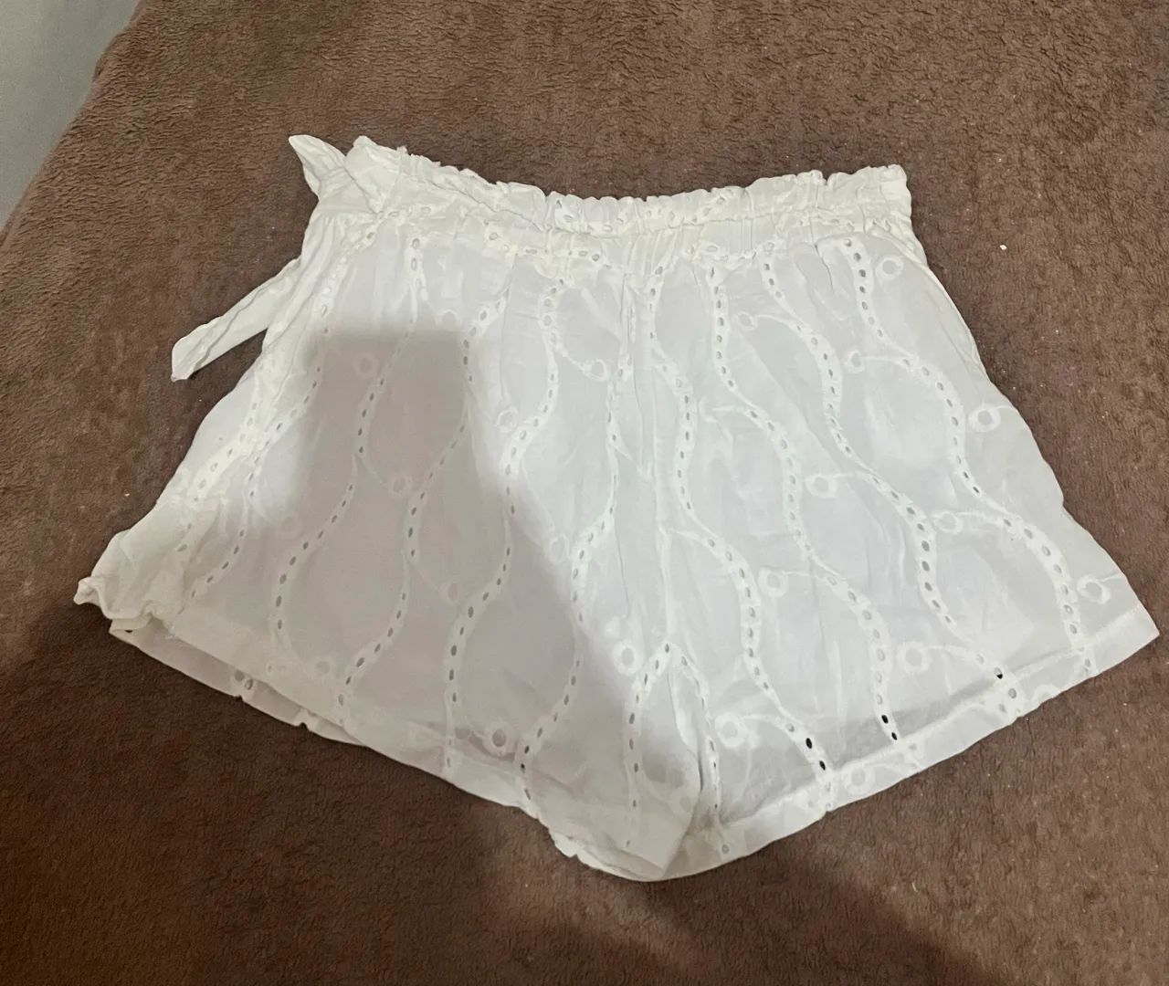 Short branco Cássia bordada