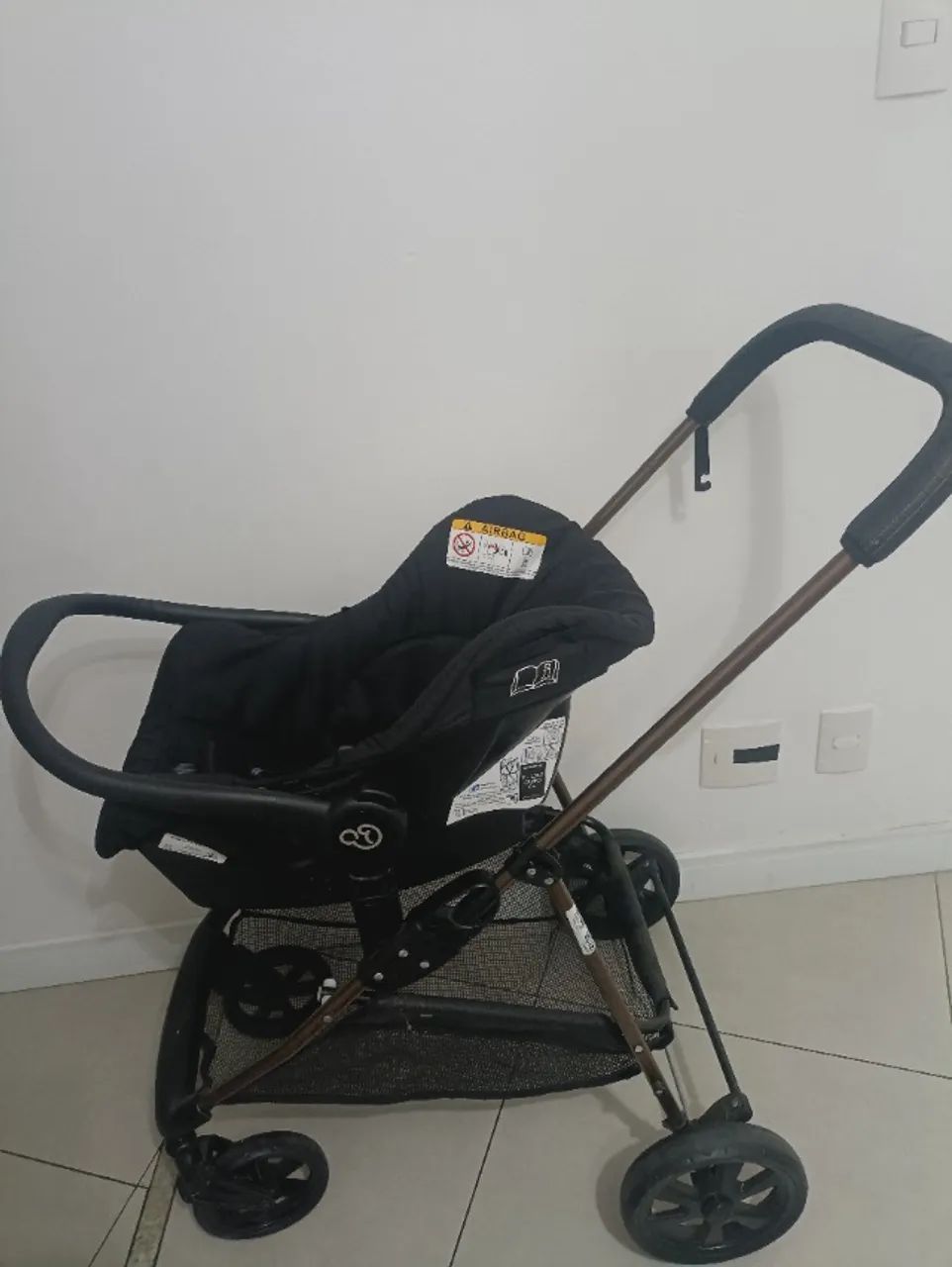 Carinho de bebê com bebê conforto e base para o carro sem Moisés