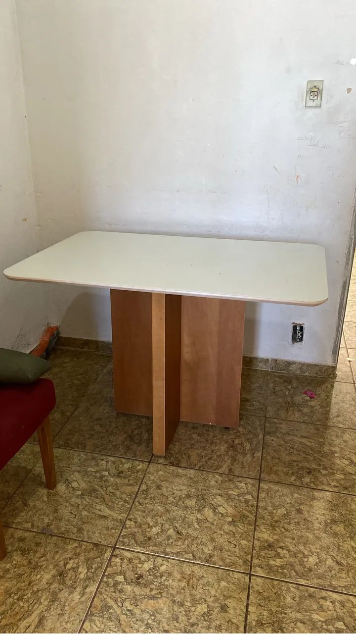 Mesa sem cadeiras 350