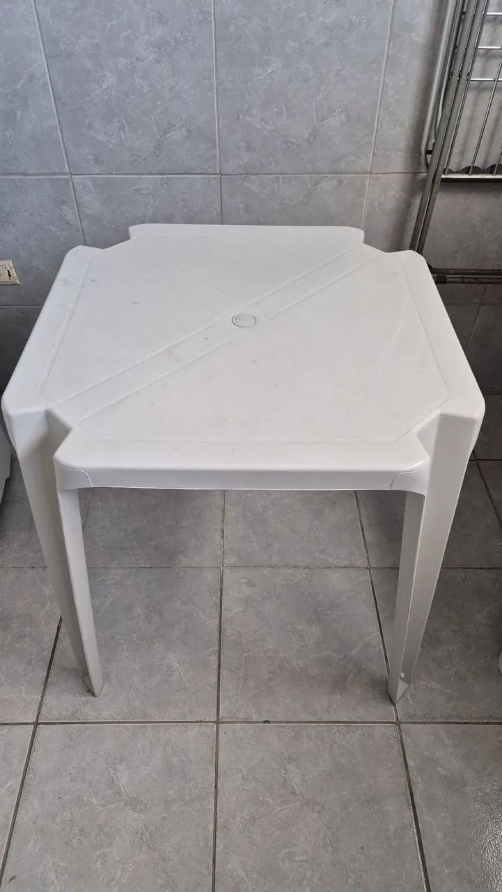 Mesa com as 4 cadeiras 