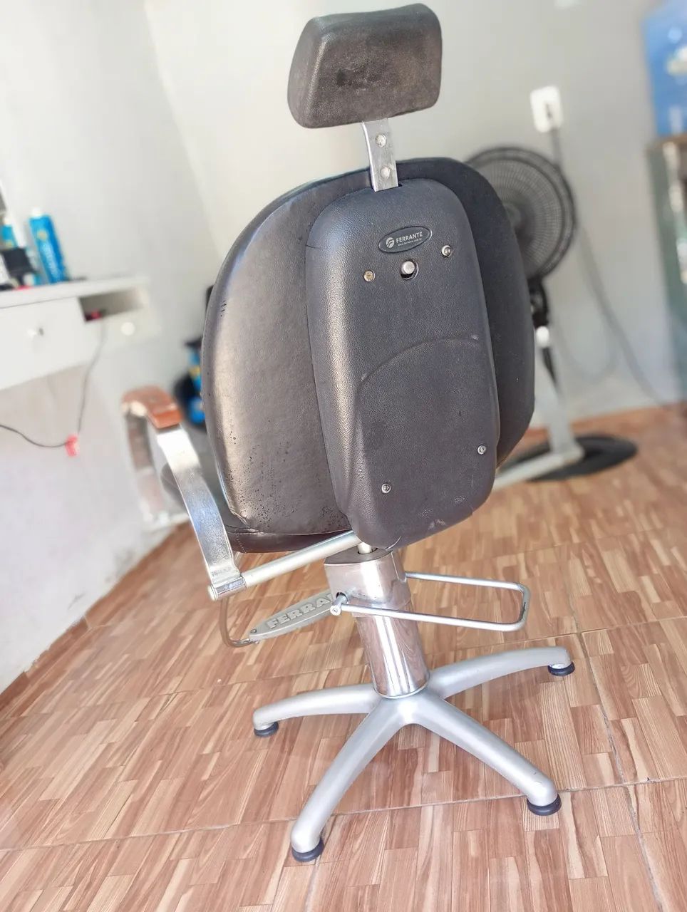 Cadeira de barbeiro profissional marca Ferrante  - Foto 4