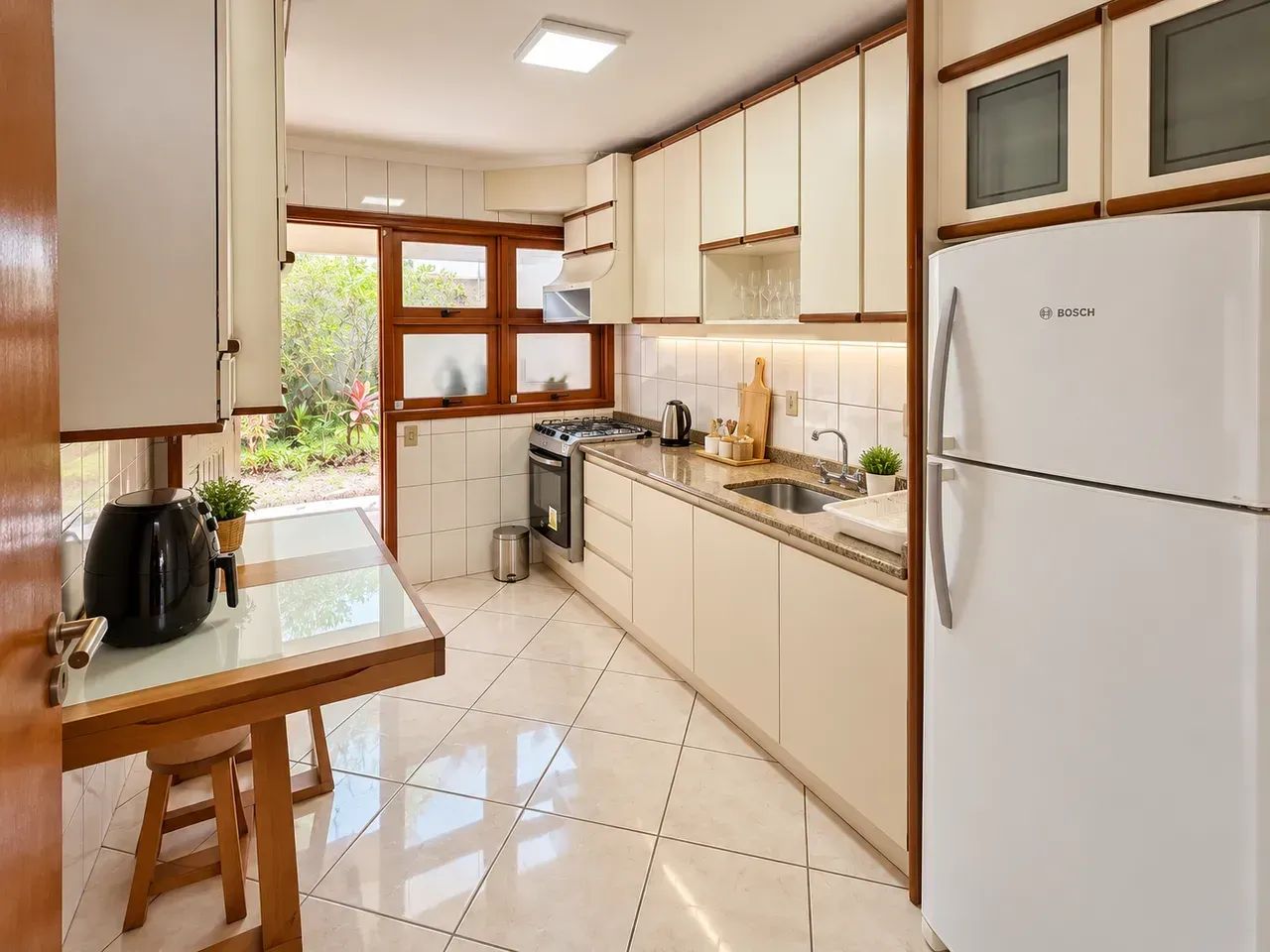 Casa de 3 Dormitórios, 4 vagas e Vista Mar à Venda em Capoeiras, Florianópolis/SC - Foto 2