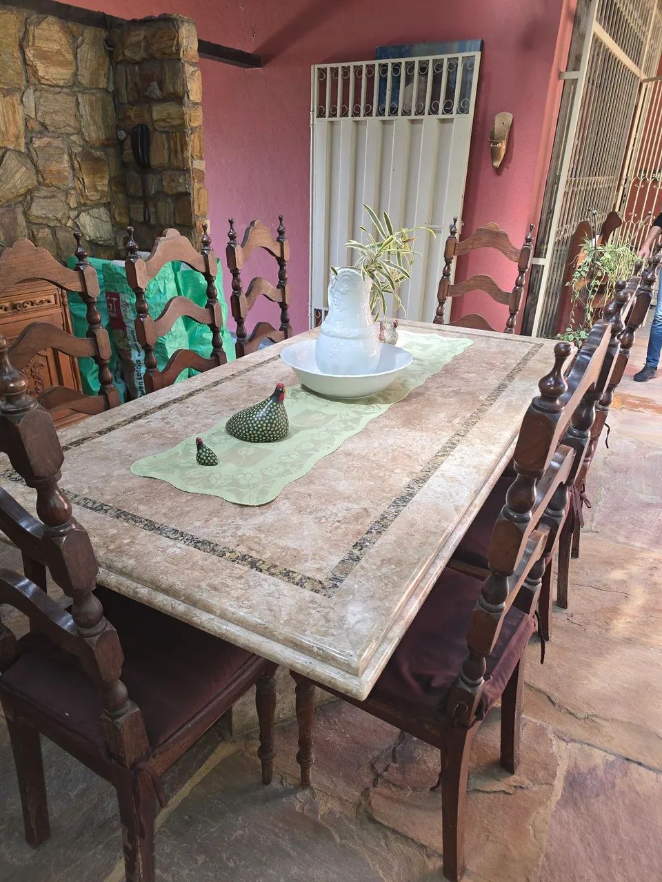 Mesa em Mármore com cadeiras em madeira - Foto 2