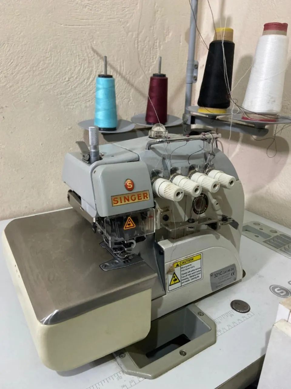 Máquina Interlok Singer Industrial (Modelo 321C) 4 fios - Foto 3