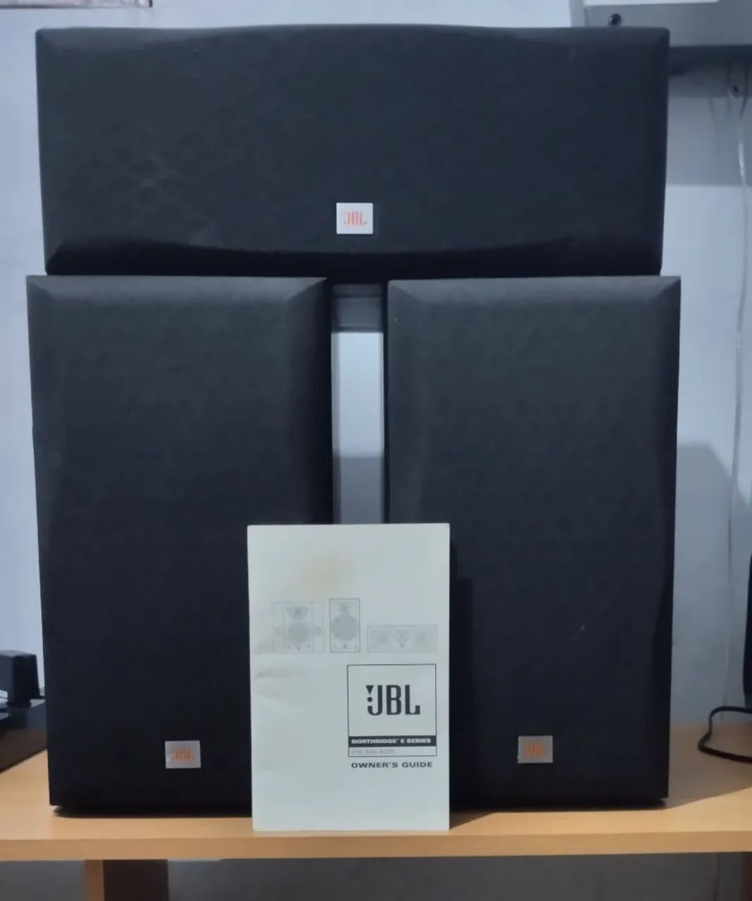 Par de caixas bookshelf JBL e30 e central ec25