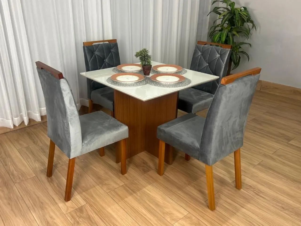 Mesa de Jantar Tampo 90x90 com 4 Lugares Veludo Cinza 