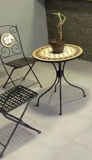 Mesa de jardim com 4 cadeiras ferro e duas luminárias rústica 