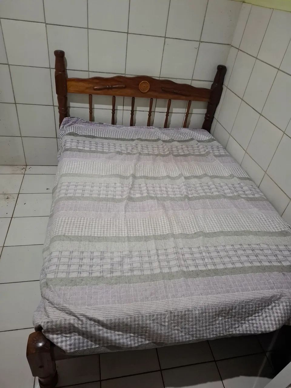 Cama de madeira maciça ( Casal)