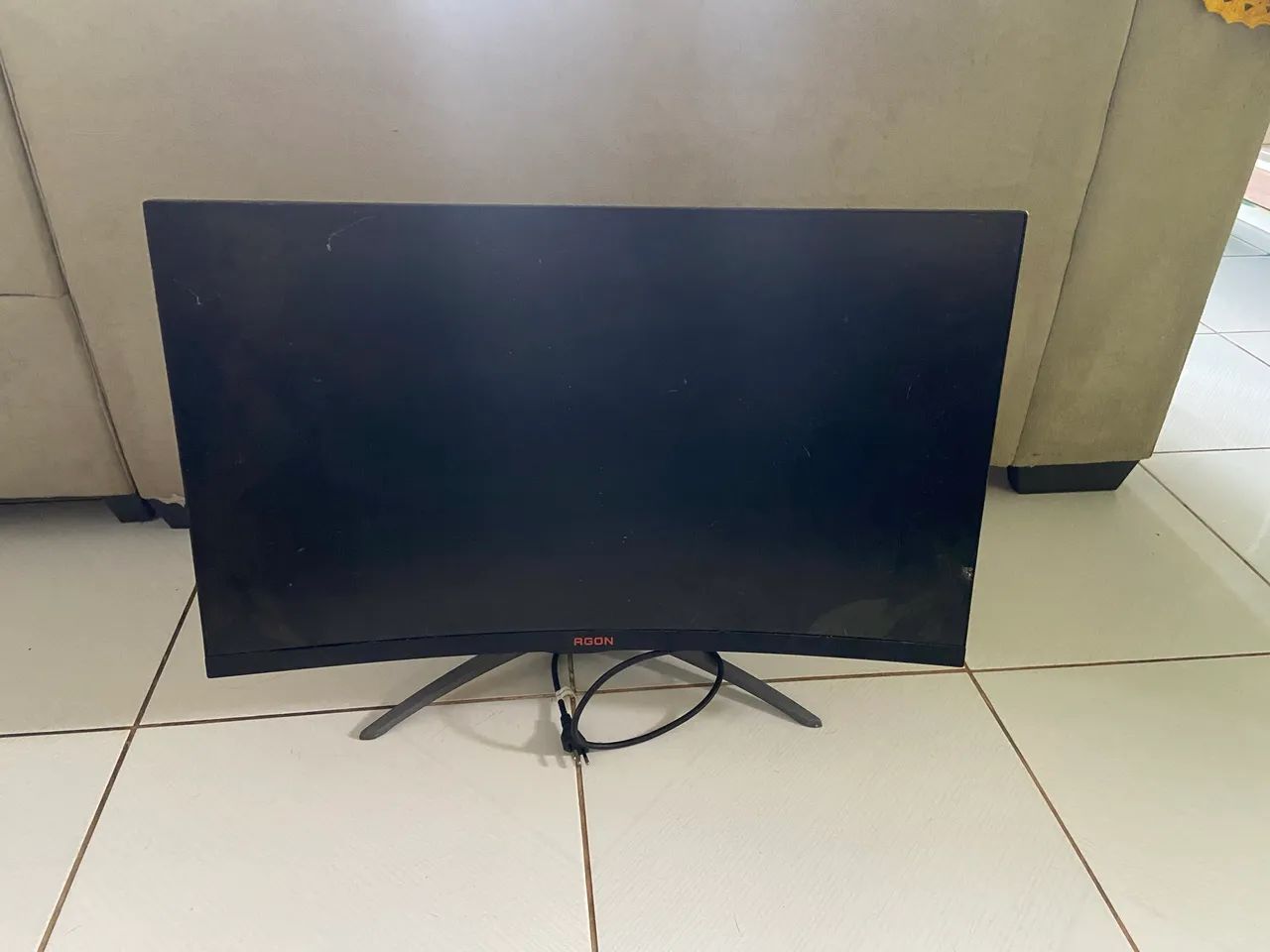 Monitor agon 32 polegadas tela curva com defeito na tela.