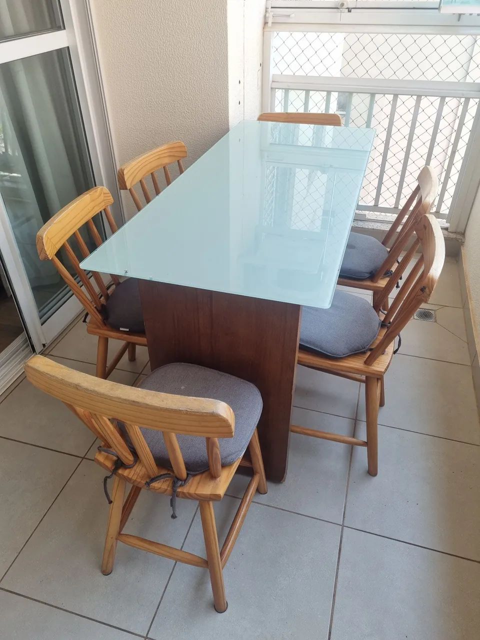 Jogo mesa com 6 cadeiras