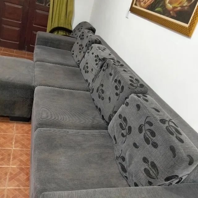 Sofá quatro lugares com puff