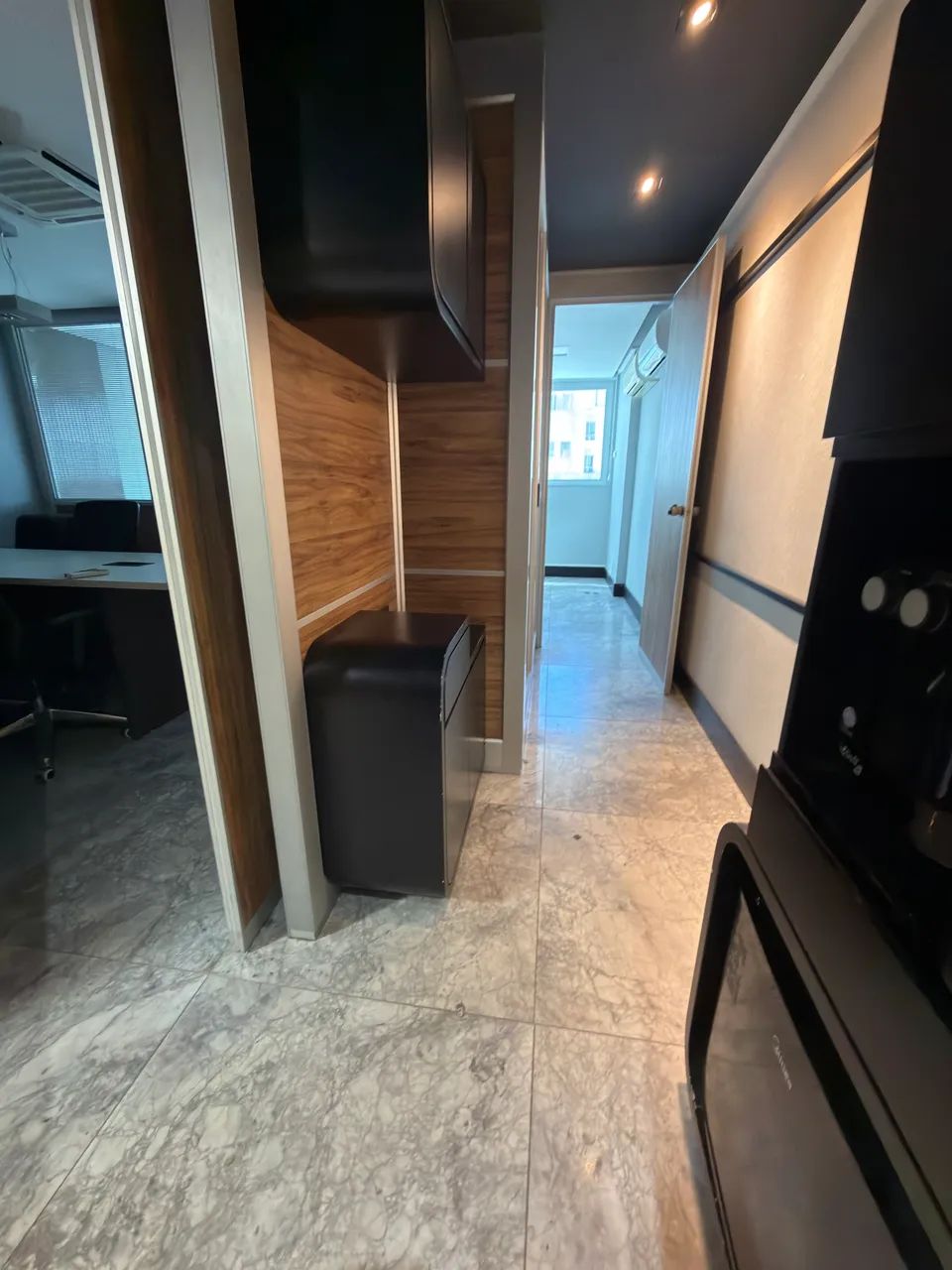 Vendo excelente sala comercial na Praia da Costa 