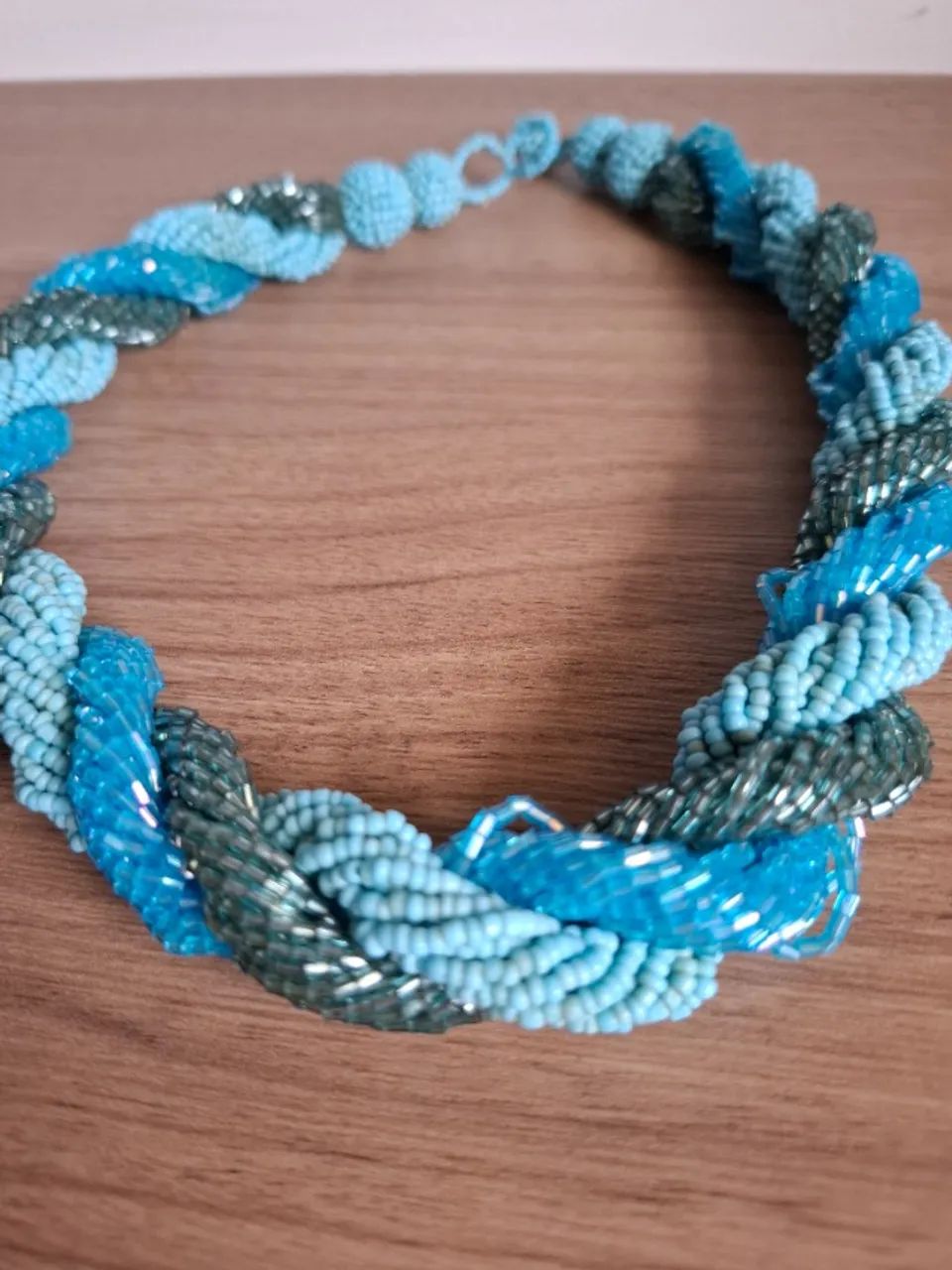 Colar trançado de miçangas em tons de azul