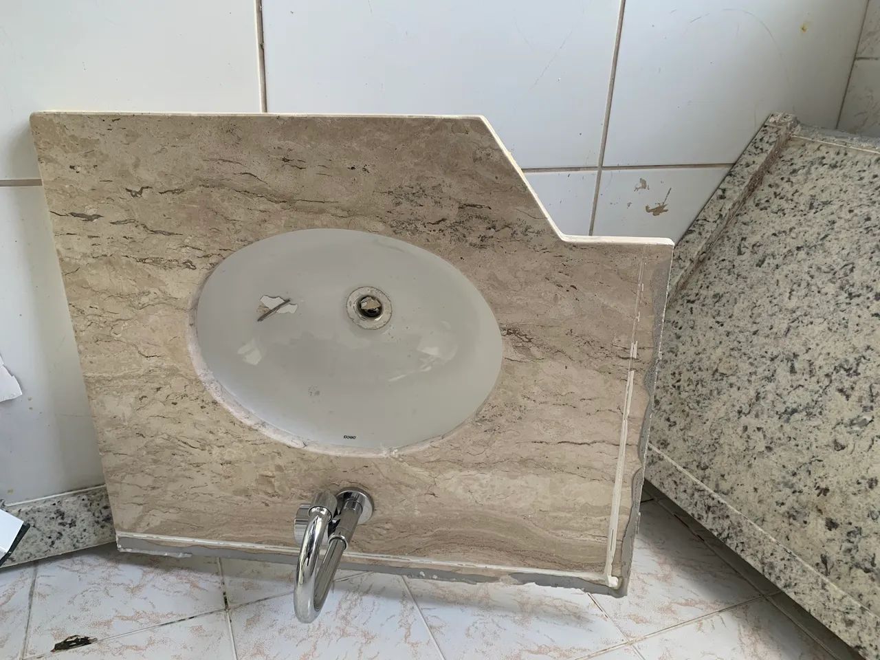 Bancada de Banheiro em Mármore + Cuba Deca + Torneira 