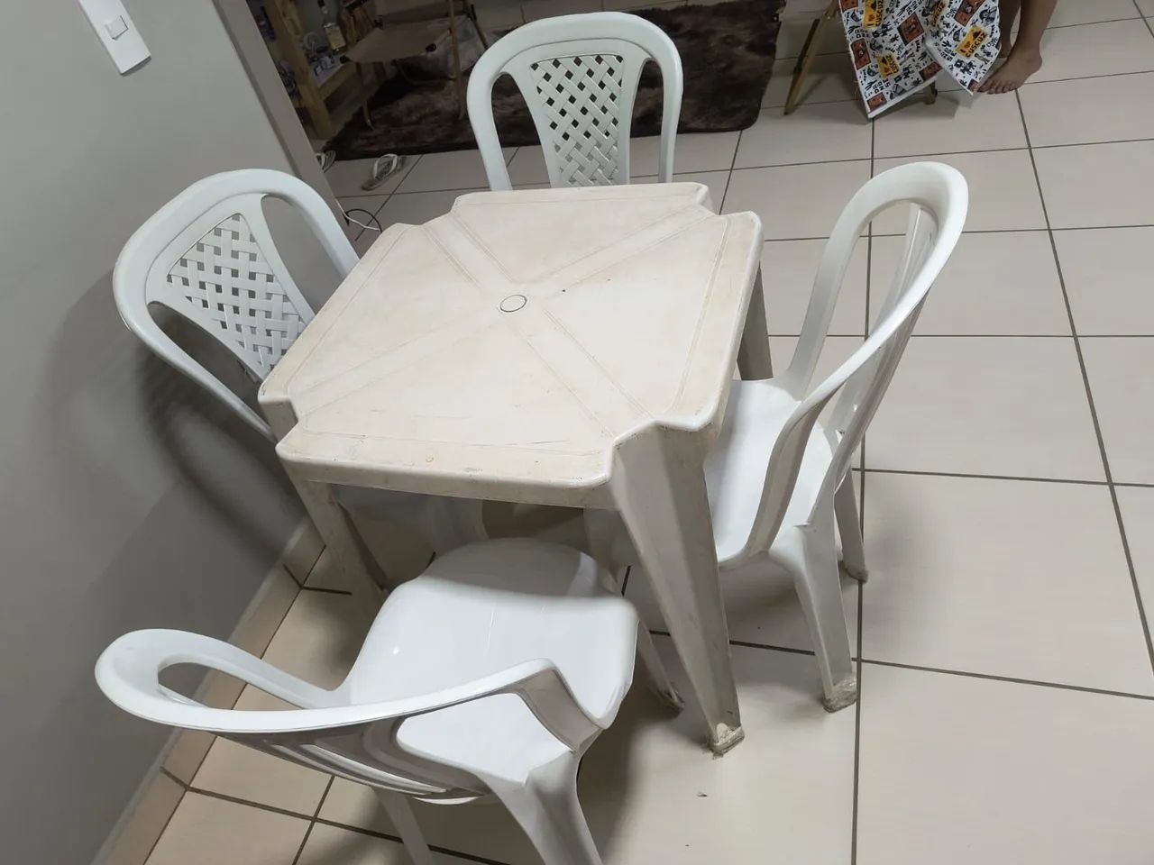 Jogo mesa com 4 cadeiras plástica 