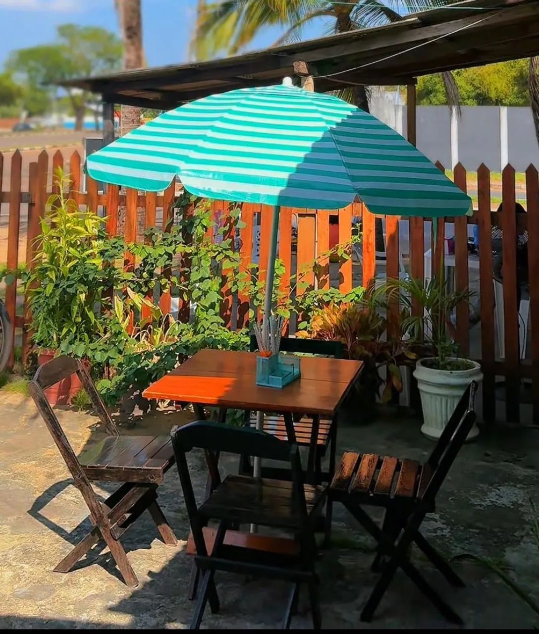 Mesa com quatro cadeiras + guarda chuva 